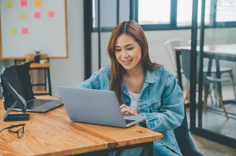 Female programmer working on coding, software development and web design.Co.. 스톡 사진