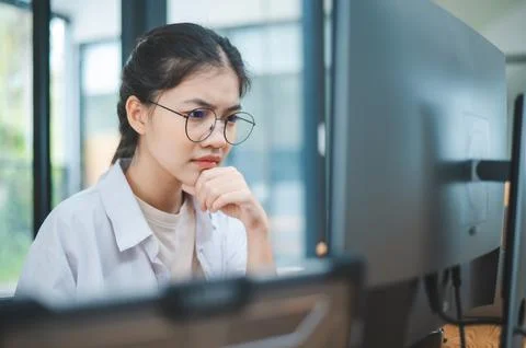 Female programmer working on coding, software development and web design.Co.. 스톡 사진