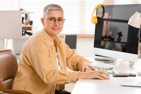 Female programmer working at desk in office Stock-Fotos