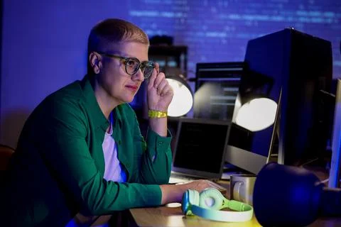 Female programmer working in office at night Stock-Fotos