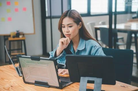 Female programmers are thinking and planning to work on programming, softwa.. 스톡 사진