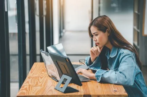 Female programmers are thinking and planning to work on programming, softwa.. Stock-Fotos