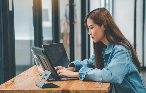 Female programmers are thinking and planning to work on programming, softwa.. Stockfoto's