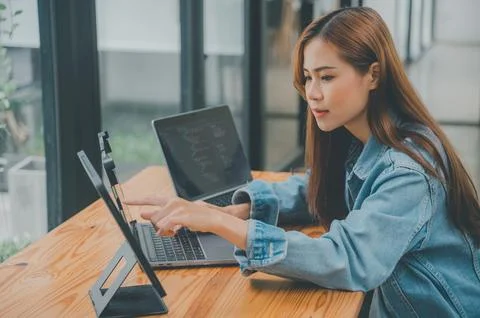 Female programmers are thinking and planning to work on programming, softwa.. Stock-Fotos