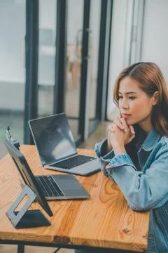 Female programmers are thinking and planning to work on programming, softwa.. Foto stock