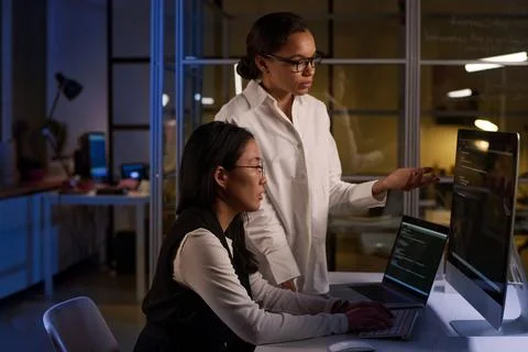 Female Programmers Working At Night 写真素材