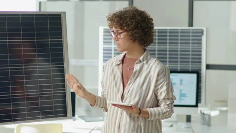 Female Renewable Energy Developer Giving Presentation Video stock 230106366