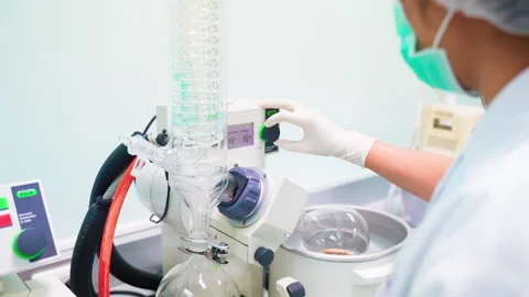 Female researcher using laboratory machine slowmotion Vídeos de archivo 156243206