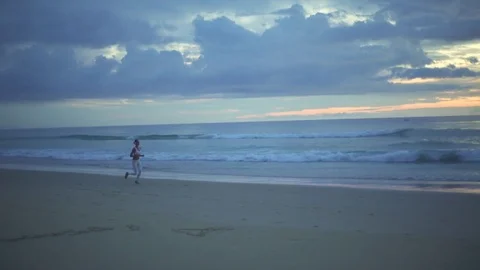 Female Runner On The Evening Run Video stock 70985998