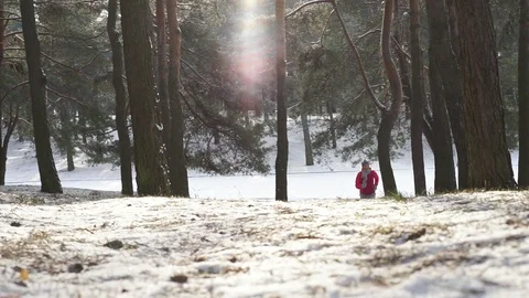 Female runner jogging in cold winter forest wearing warm sporty running clothing Vídeo Stock 91186670