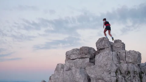 Female Runner Standing on Cliffs at Dawn 库存影片 314202363