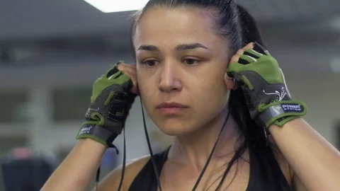 Female running on treadmills, cardio workout exercise in gym no makeup Stockbeeldmateriaal 73441253