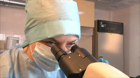 Female scientist looking into microscope 2 스톡 동영상 10715874