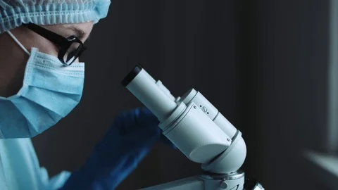 Female scientist looking through microscope 스톡 동영상 70152807