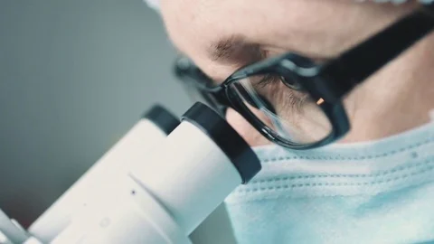 Female scientist looking through microscope 스톡 동영상 71141802