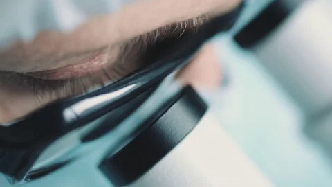 Female scientist looking through microscope 動画素材 71141806