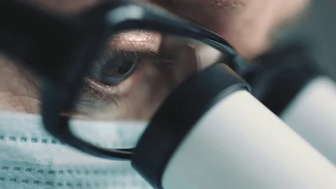 Female scientist looking through microscope Vídeos de archivo 71142534