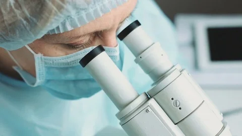 Female scientist looking through microscope Vídeo Stock 71142841