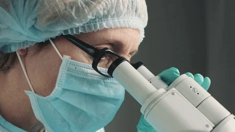 Female scientist looking through microscope Vídeo Stock 71142897