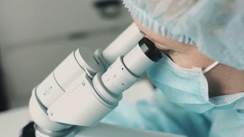 Female scientist looking through microscope Stock-Footage 71142918