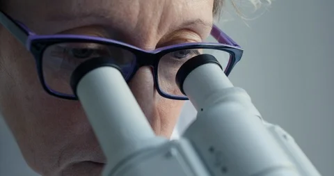 Female scientist looking through microscope 動画素材 87482613