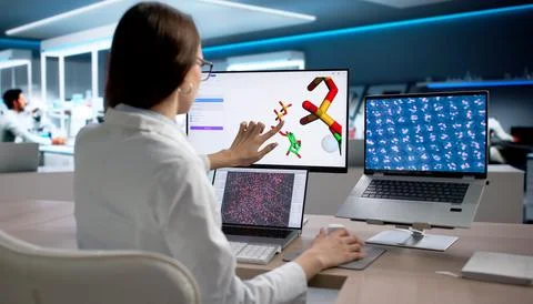 Female Scientist Uses Computer To Analyze Protein Samples For Drug Discovery. 库存照片