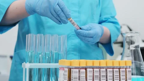 Female scientist using a micropipette for analysis in a modern laboratory. 動画素材 269282382