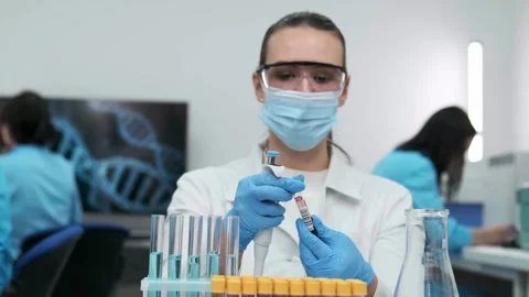 Female scientist using a micropipette for analysis in a modern laboratory. 動画素材 269283405