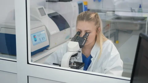 Female Scientist Using Microscope in a Laboratory 動画素材 153141889