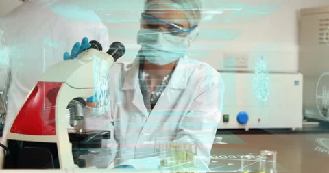 Female scientist using microscope in science lab, showcasing holographic data Vidéo 308659490