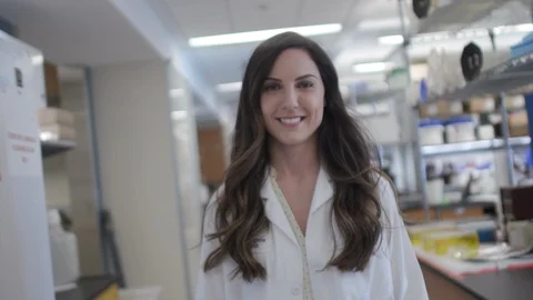 Female Scientist Walking Through Lab Video stock 122936602