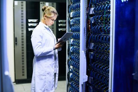 Female Scientist Working with Supercomputer Foto stock