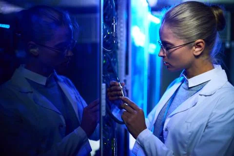 Female Scientist Working with Supercomputer Servers Foto stock