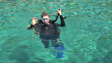 Female scuba diver makes summersion Stock Footage 137808638