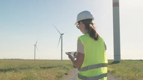 Female service engineer with tablet 動画素材 281767785