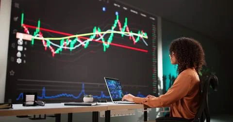 Female Stock Analyst Analyzing Data on Computer Screens Foto stock