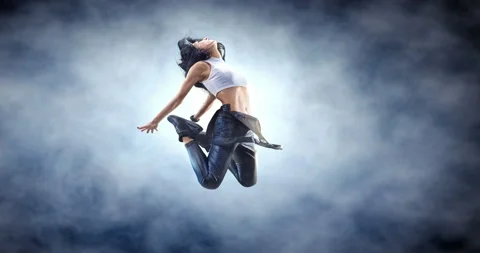 Female street dancer in a action Vídeo Stock 130259486