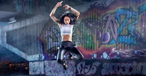 Female street dancer in a action Vídeo Stock 130263146