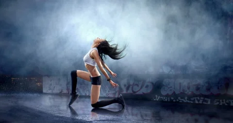 Female street dancer in a action Vídeo Stock 130264128