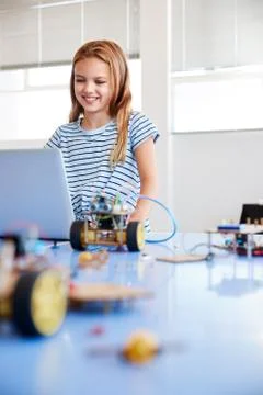 Female Student Building And Programing Robot Vehicle In After School Computer Foto stock