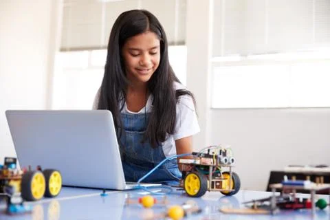 Female Student Building And Programing Robot Vehicle In After School Computer Foto stock