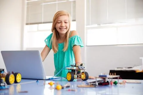 Female Student Building And Programing Robot Vehicle In After School Computer Foto stock