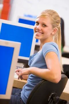 Female student in computer class Foto stock