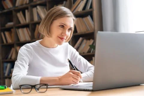 Female student enjoy e-learning. Foto stock