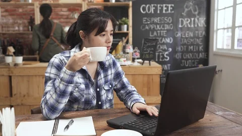 Female student searching online on laptop in cafe 库存影片 112382853