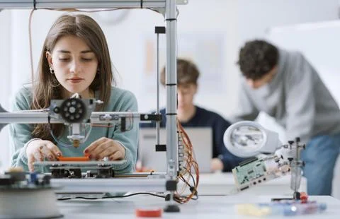 Female student using a 3D printer in the lab Foto stock