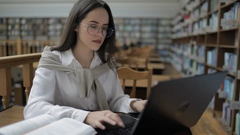 Female Student Using Laptop in Library 動画素材 103831960