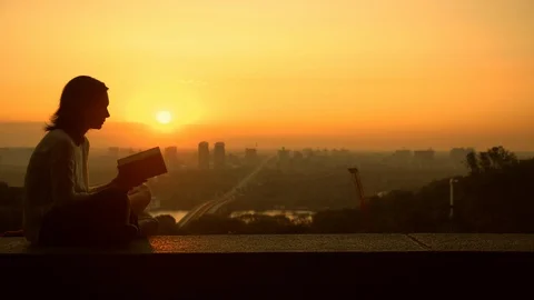 A female studying at the dawn Stock Footage 95207026