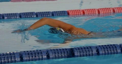 Female Swimmer doing the Crawl Vídeos de archivo 73048732