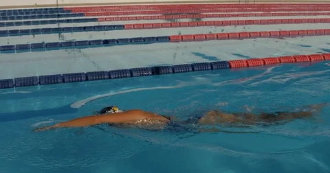 Female Swimmer doing the "Crawl" in Slow Motion in Swimming Lanes. Vídeo Stock 73045679